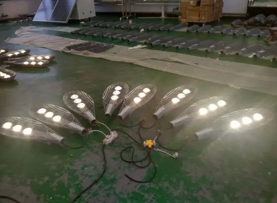 Method for testing the quality of LED solar street lamp heads